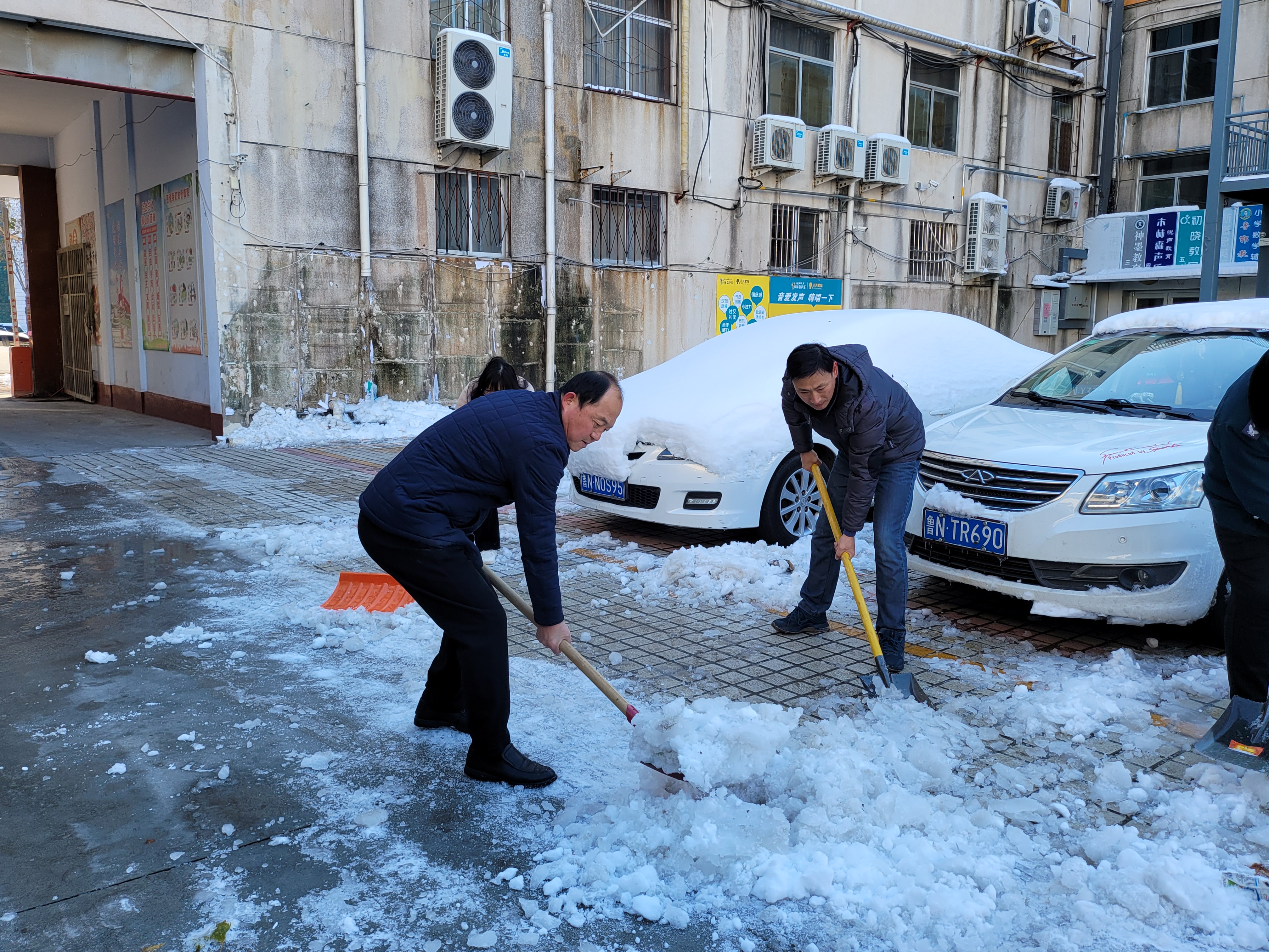 冬日掃雪暖人心 我為群眾辦實事