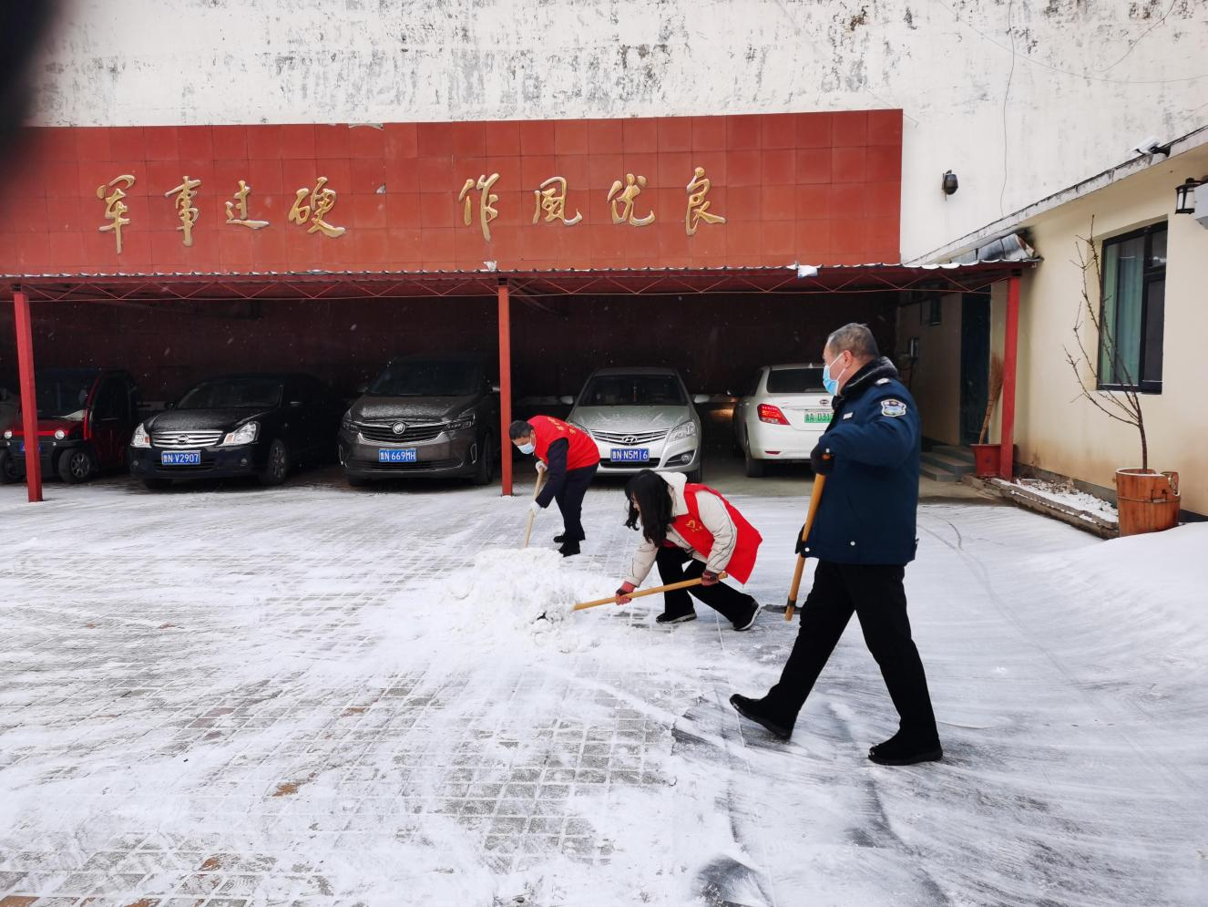 鞏固創(chuàng)城展風采 掃雪除冰暖人心